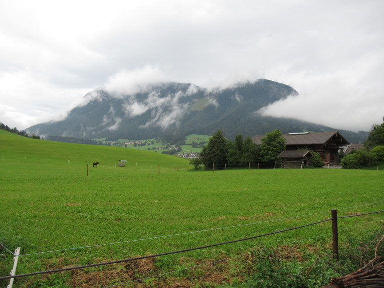 Bewolkte lucht boven de bergen nabij Kramsach